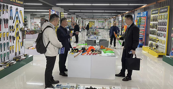 新疆建設(shè)兵團(tuán)一行到臨沂五金城參觀調(diào)研